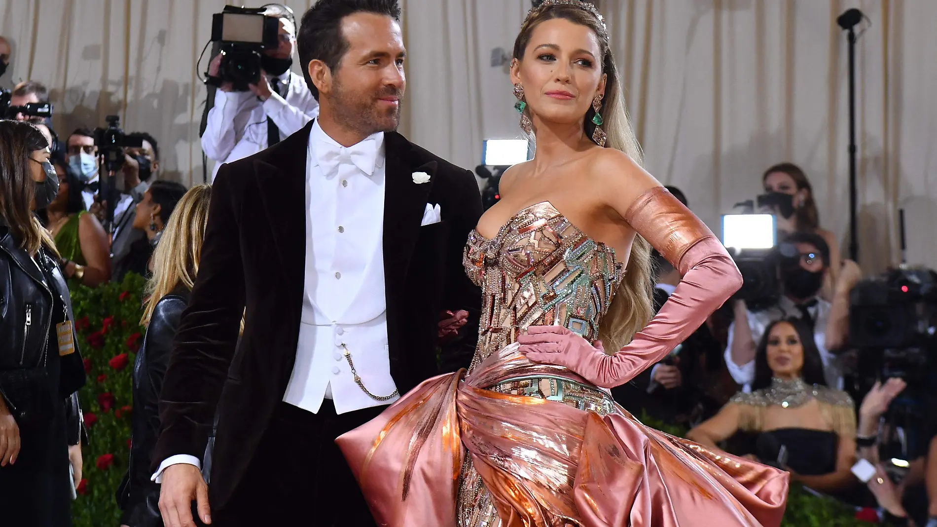 Blake Lively se lleva los reflectores con su vestido multifacético en la Met Gala